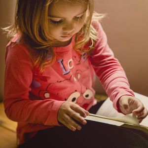 Barn leser i bok